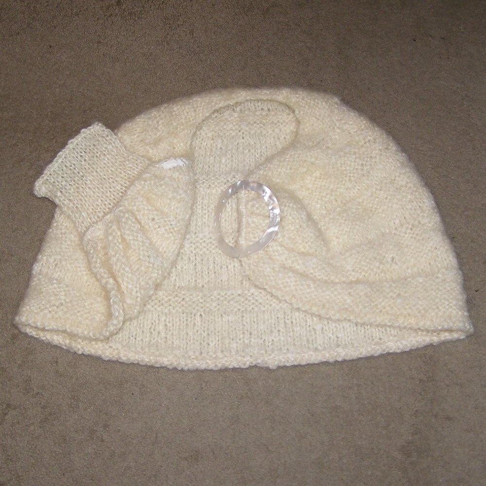 Beautiful Handmade Shawl w/Pearl color Buckle - Picture 4 of 16